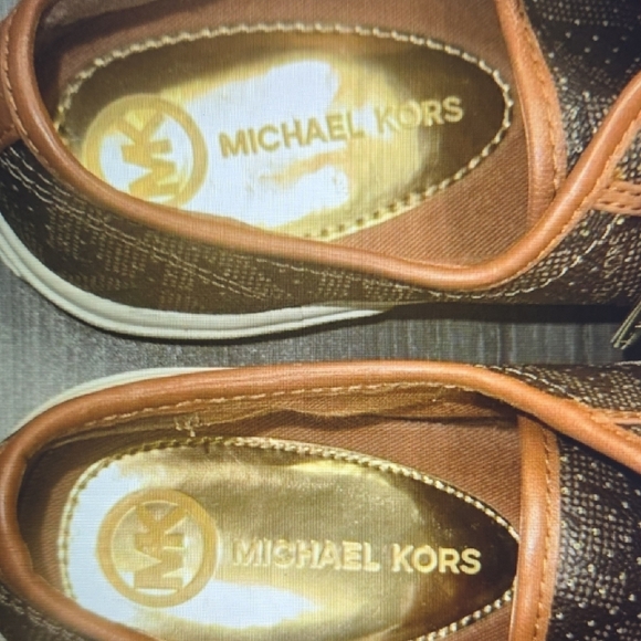 Michael Kor's Monogrammed Brown Sneakers W/ Gold Inside & MK Charm Luxury Sz 8 - Picture 6 of 16